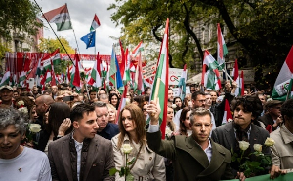 Itt vannak a felvetelek a Deak teren osszegyult Tisza partot tamogato tomegrol Azonnal EZT szurtak ki